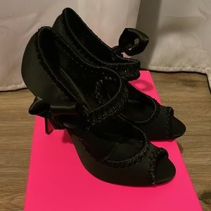 Super cute peep toe heels!